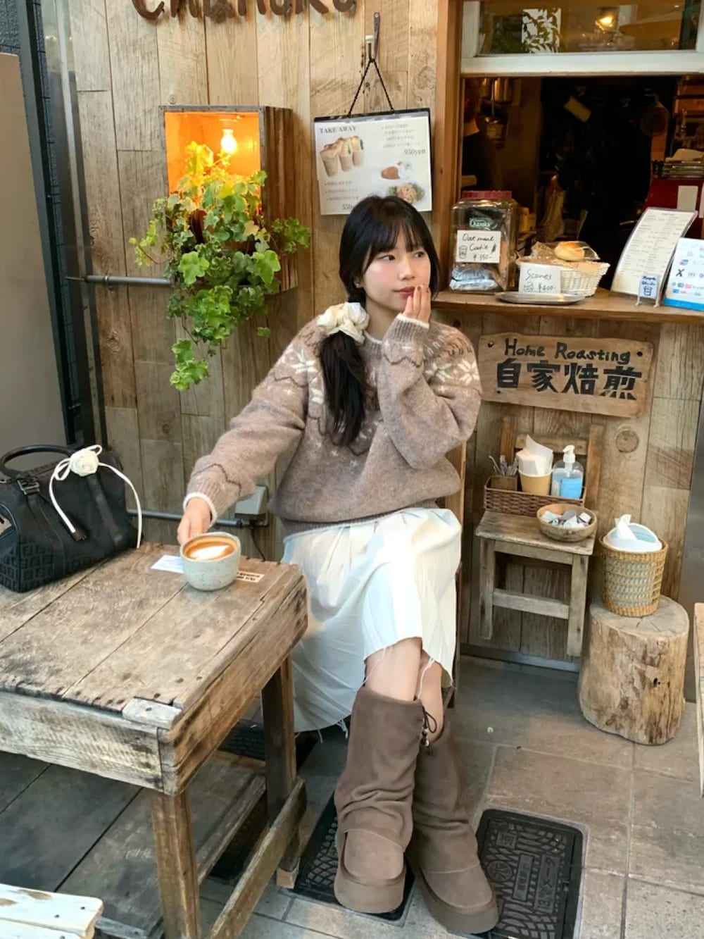 ブラウン系のニット/セーターを着用したレディースの冬コーディネートの2枚目の写真