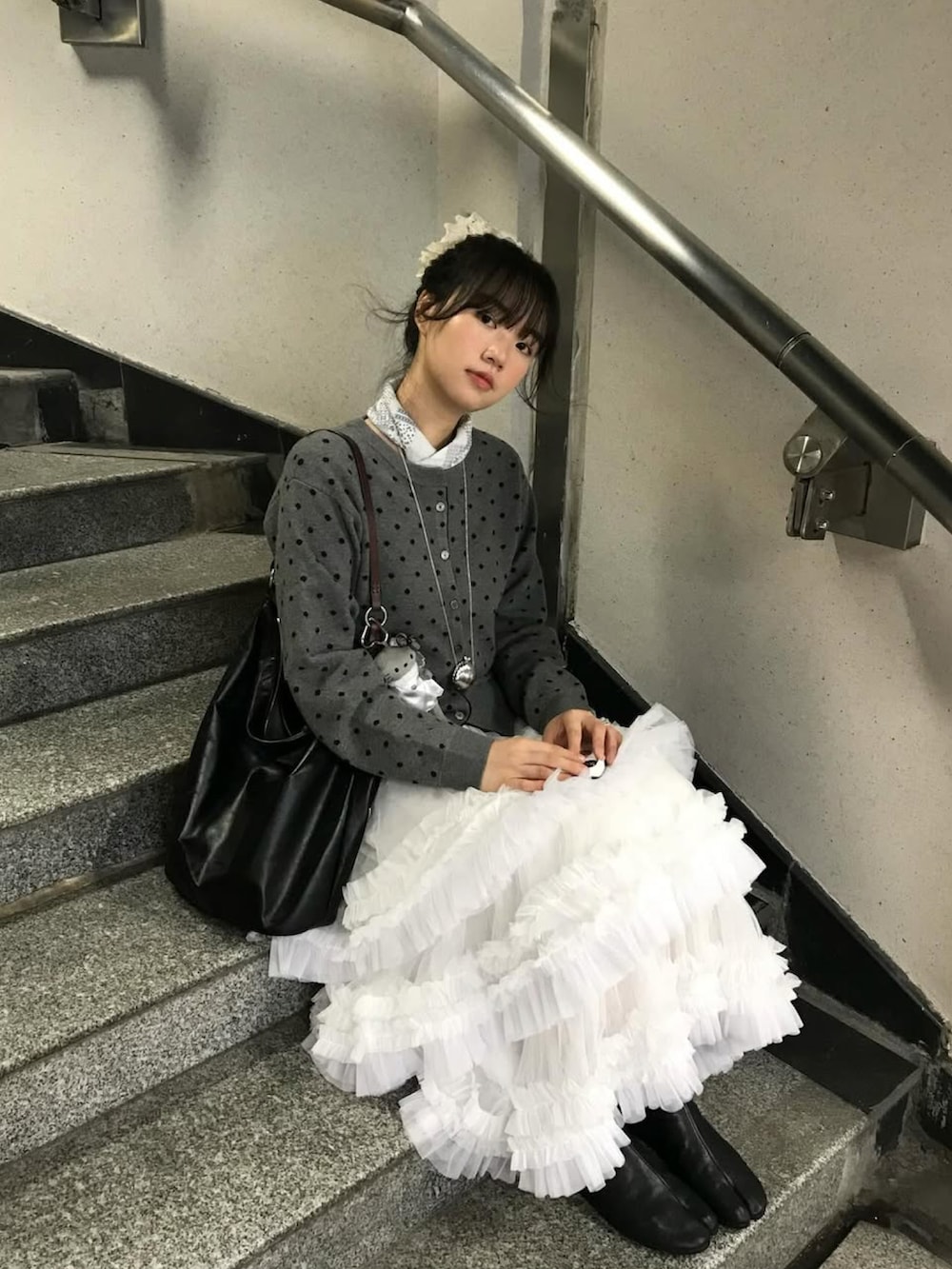 グレー系のカーディガン/ボレロを着用したレディースの冬コーディネートの2枚目の写真