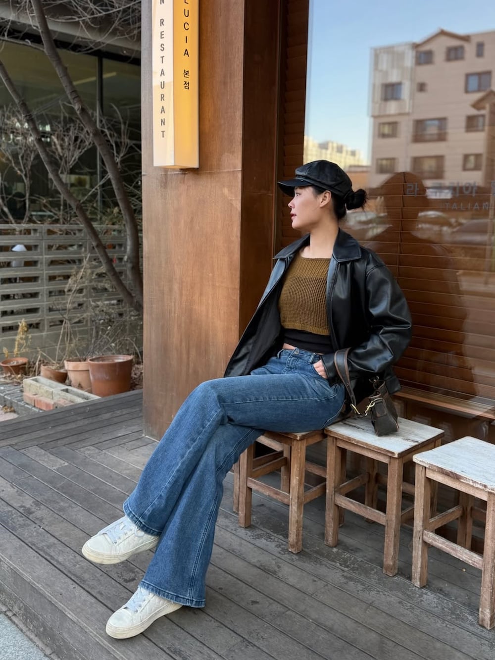 ブルー系のデニムパンツを着用したレディースの春コーディネートの2枚目の写真