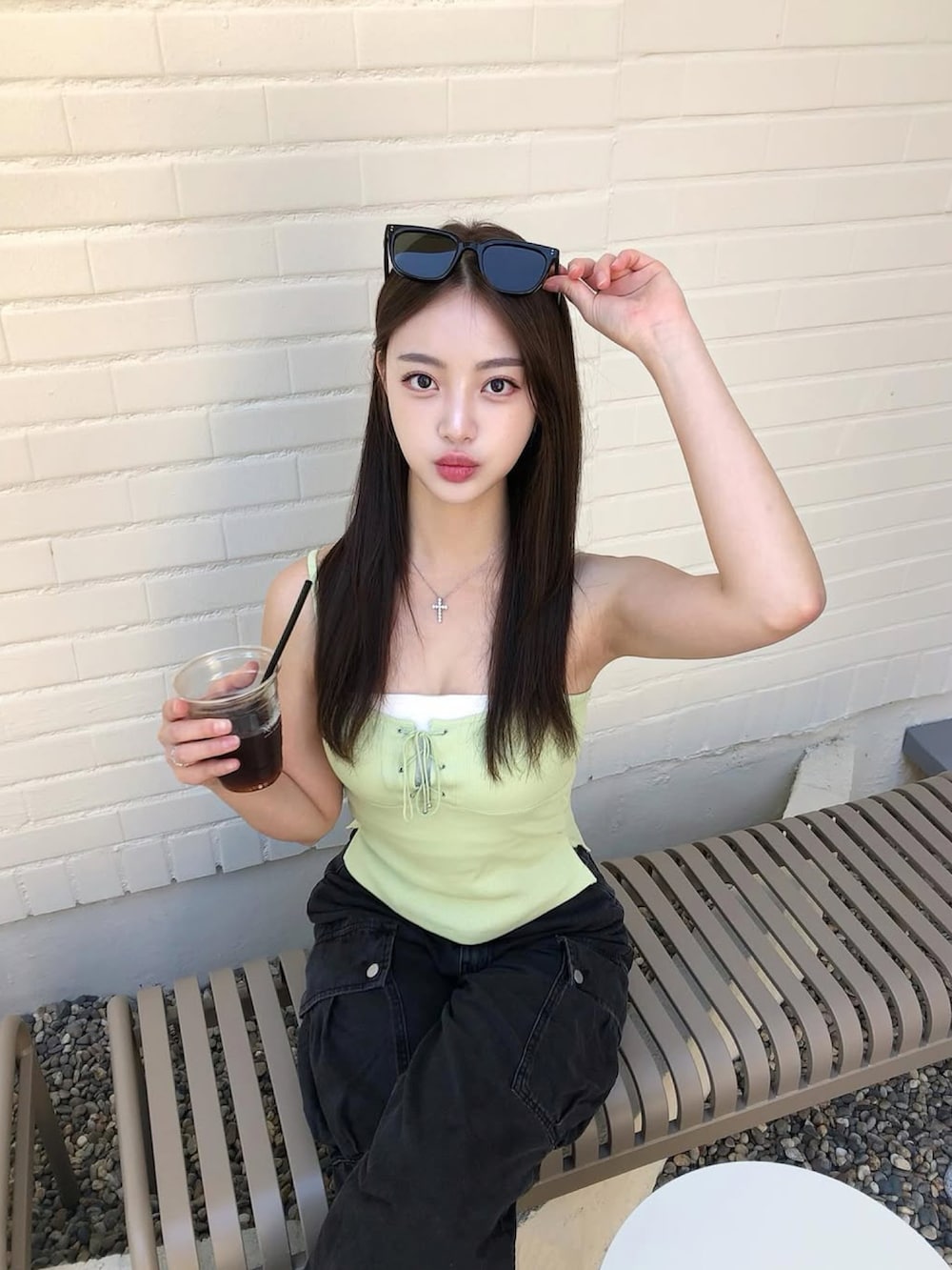グリーン系のTシャツ/カットソーを着用したレディースの春コーディネートの2枚目の写真