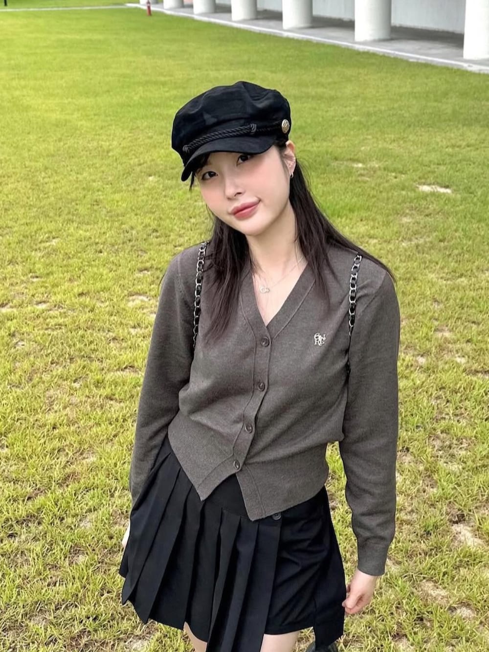 グレー系のカーディガン/ボレロを着用したレディースの冬コーディネートの2枚目の写真