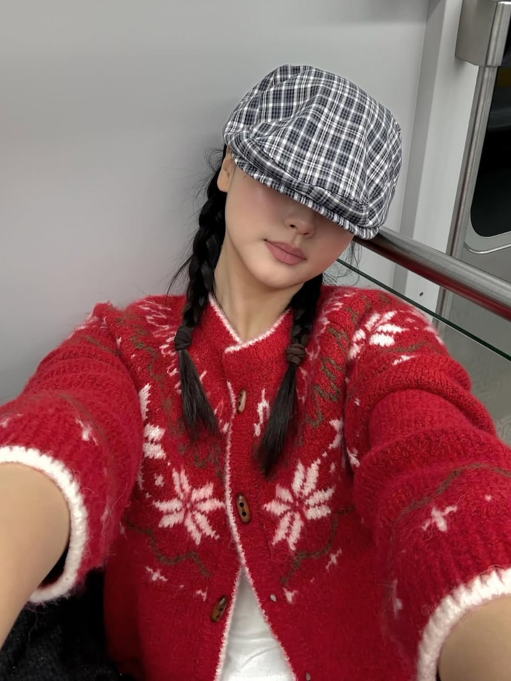 レッド系のカーディガン/ボレロを着用したレディースの秋コーディネートの2枚目の写真