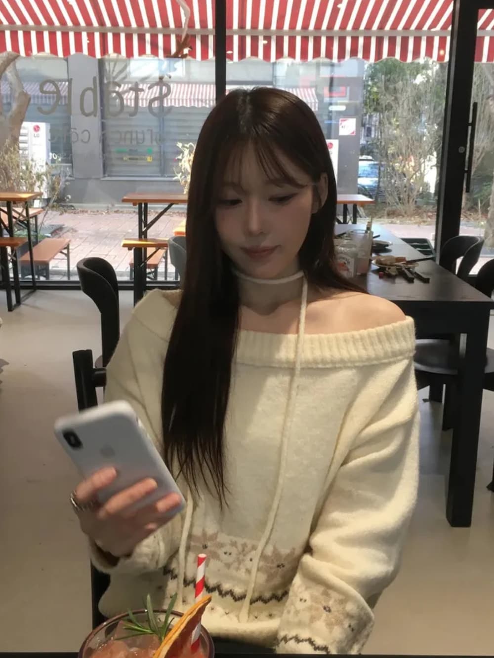 ホワイト系のニット/セーターを着用したレディースの冬コーディネートの2枚目の写真