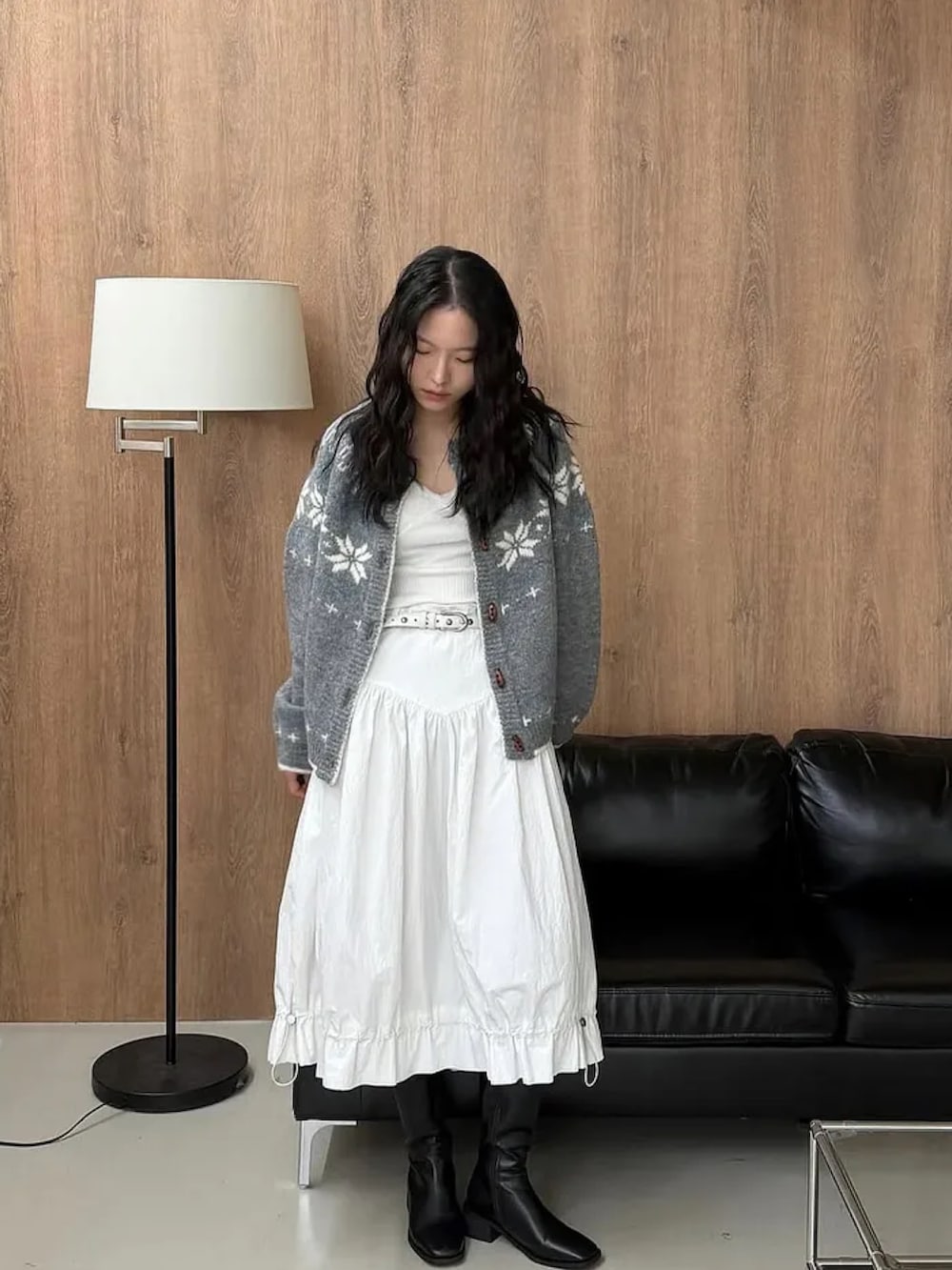 グレー系のカーディガン/ボレロを着用したレディースの秋コーディネートの2枚目の写真