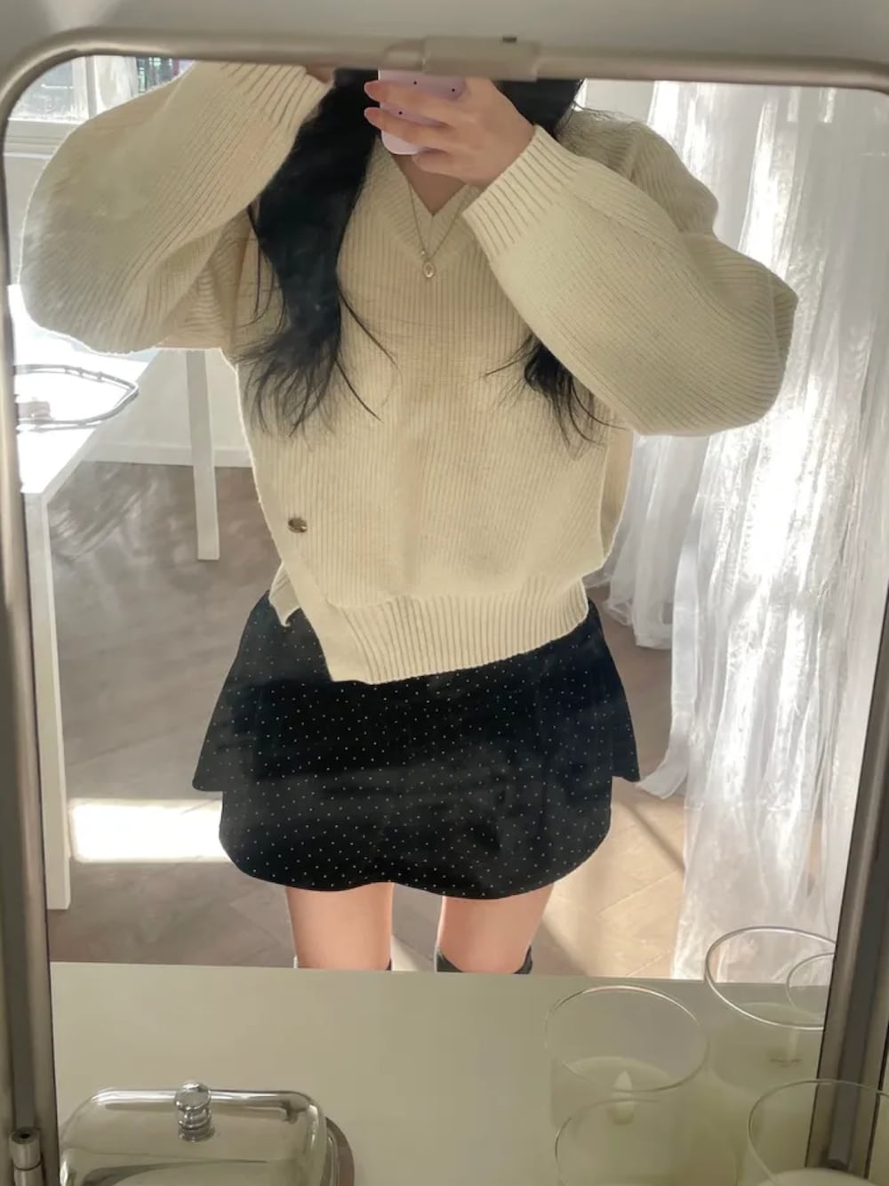 ホワイト系のニット/セーターを着用したレディースの冬コーディネートの2枚目の写真