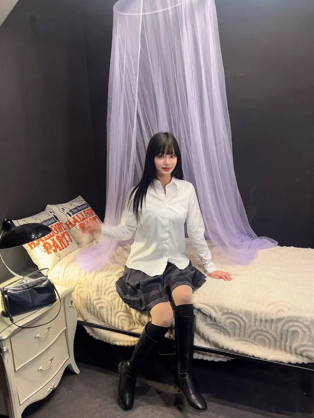 ホワイト系のシャツ/ブラウスを着用したレディースの冬コーディネートの2枚目の写真