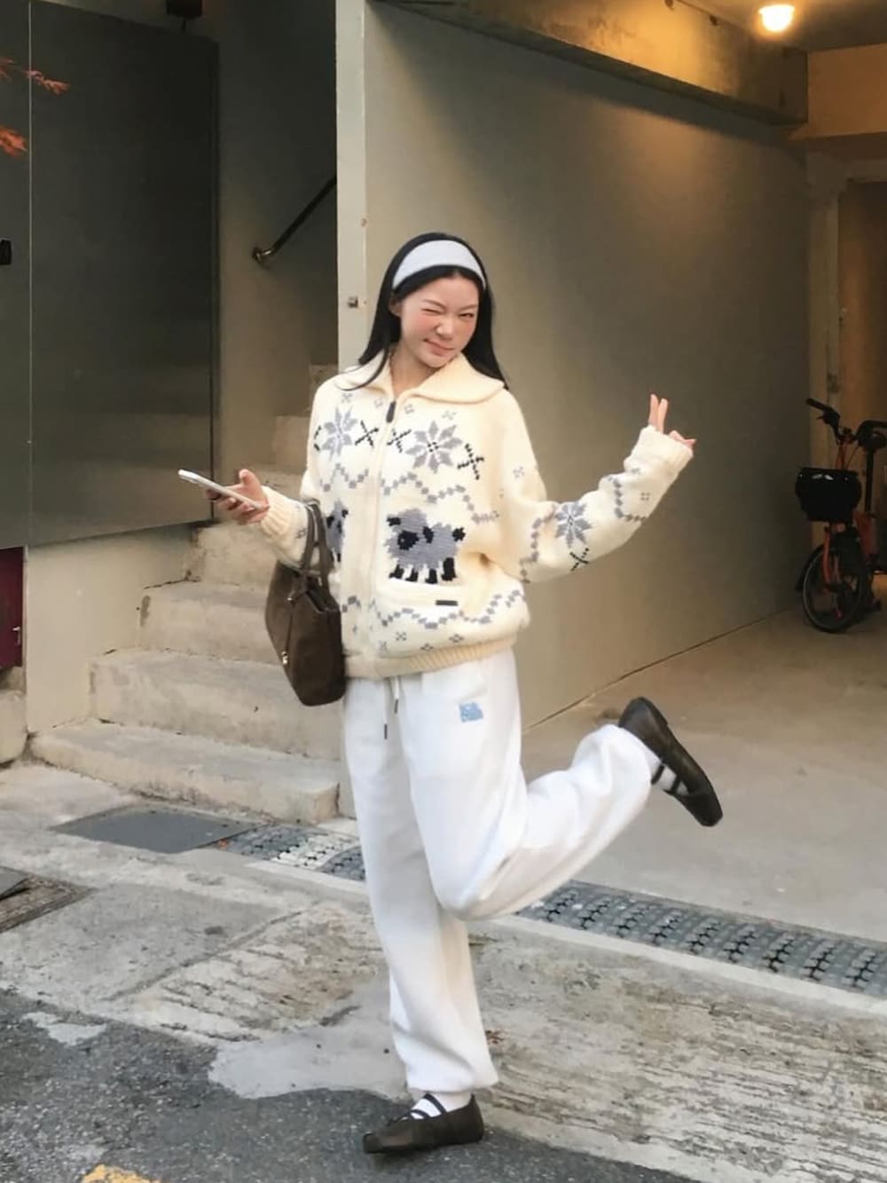 ホワイト系のニット/セーターを着用したレディースの冬コーディネートの2枚目の写真