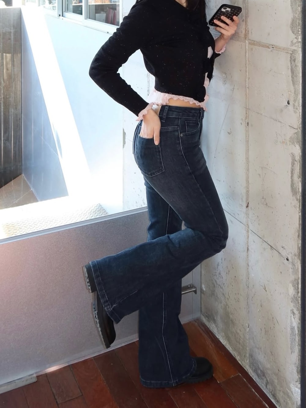 ブルー系のデニムパンツを着用したレディースの冬コーディネートの2枚目の写真