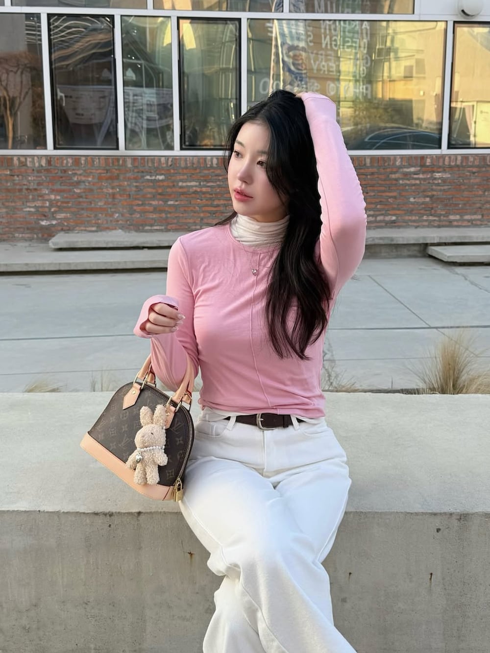 ピンク系のTシャツ/カットソーを着用したレディースの冬コーディネートの2枚目の写真