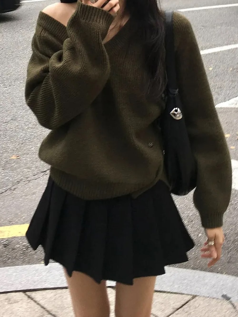 グリーン系のニット/セーターを着用したレディースの秋コーディネートの3枚目の写真