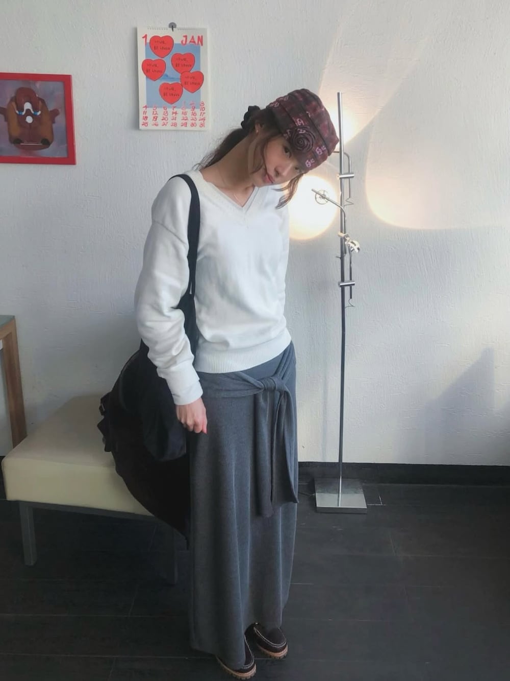 ホワイト系のニット/セーターを着用したレディースの冬コーディネートの2枚目の写真