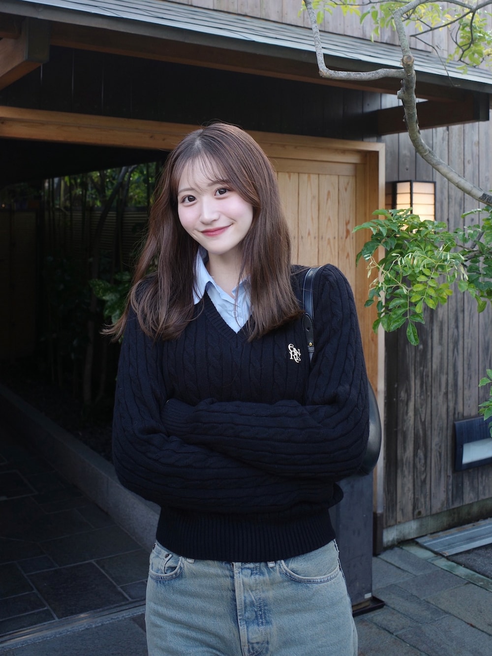 ブラック系のニット/セーターを着用したレディースの秋コーディネートの2枚目の写真