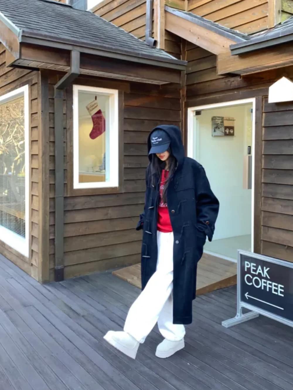 ブラウン系のダッフルコート、ブルー系のダッフルコートを着用したレディースの冬コーディネートの3枚目の写真