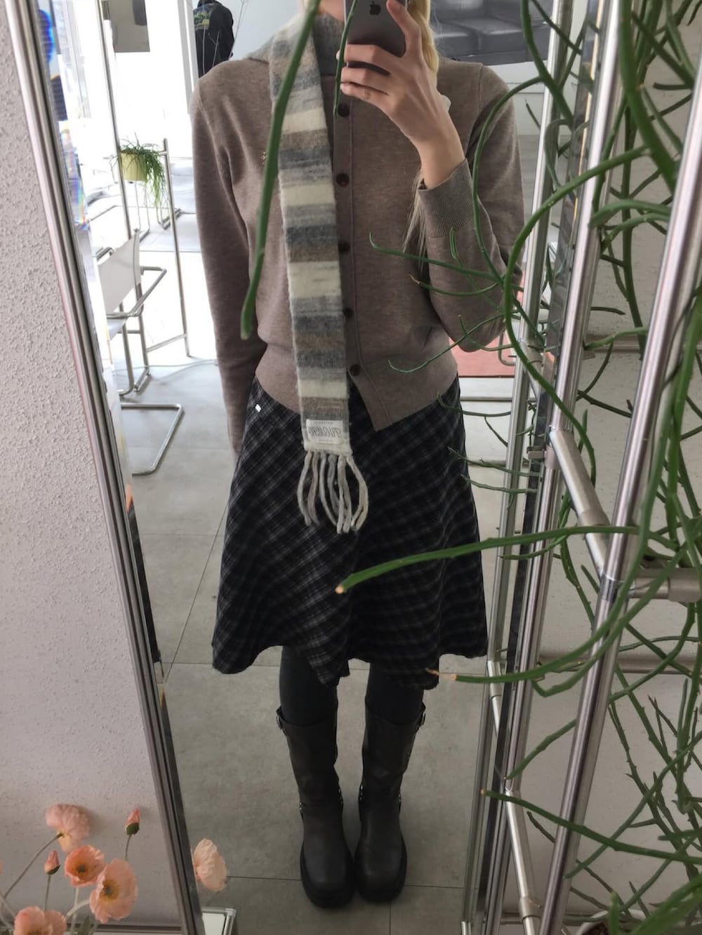 グリーン系のカーディガン/ボレロを着用したレディースの冬コーディネートの2枚目の写真