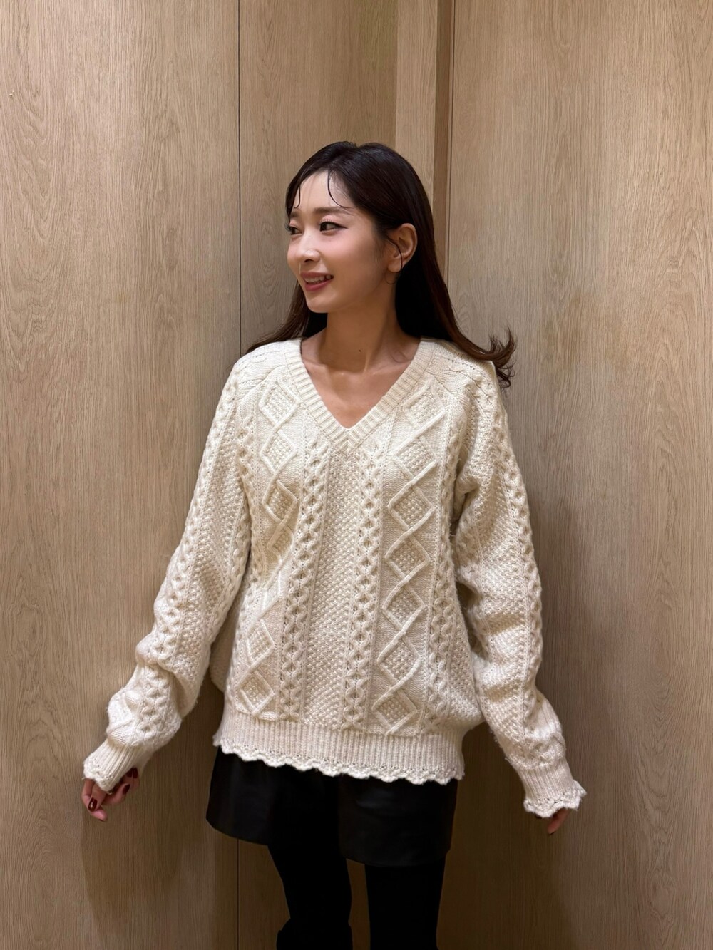 ホワイト系のニット/セーターを着用したレディースの冬コーディネートの2枚目の写真