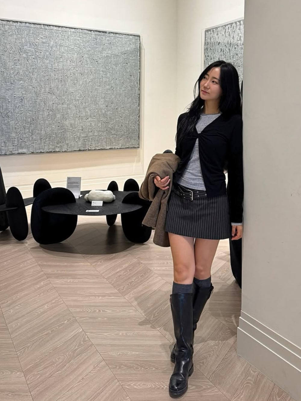 ブラック系のトップスを着用したレディースの春コーディネートの2枚目の写真