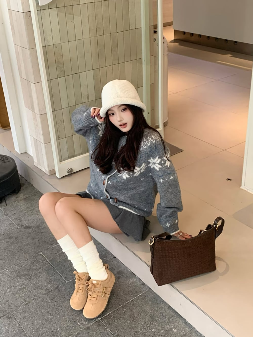 グレー系のカーディガン/ボレロを着用したレディースの秋コーディネートの2枚目の写真