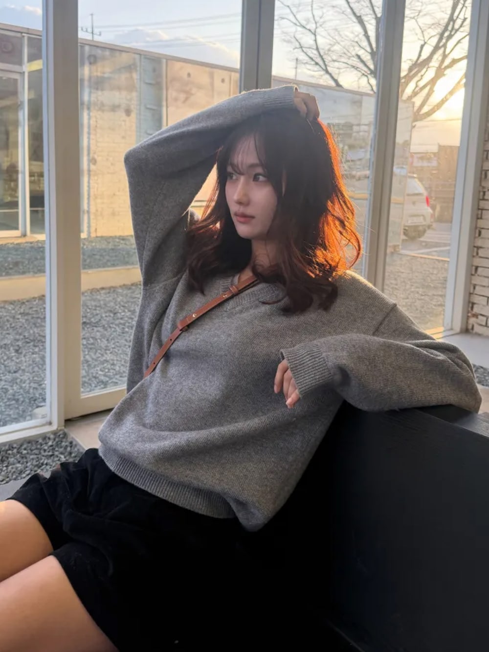 グレー系のニット/セーターを着用したレディースの冬コーディネートの2枚目の写真