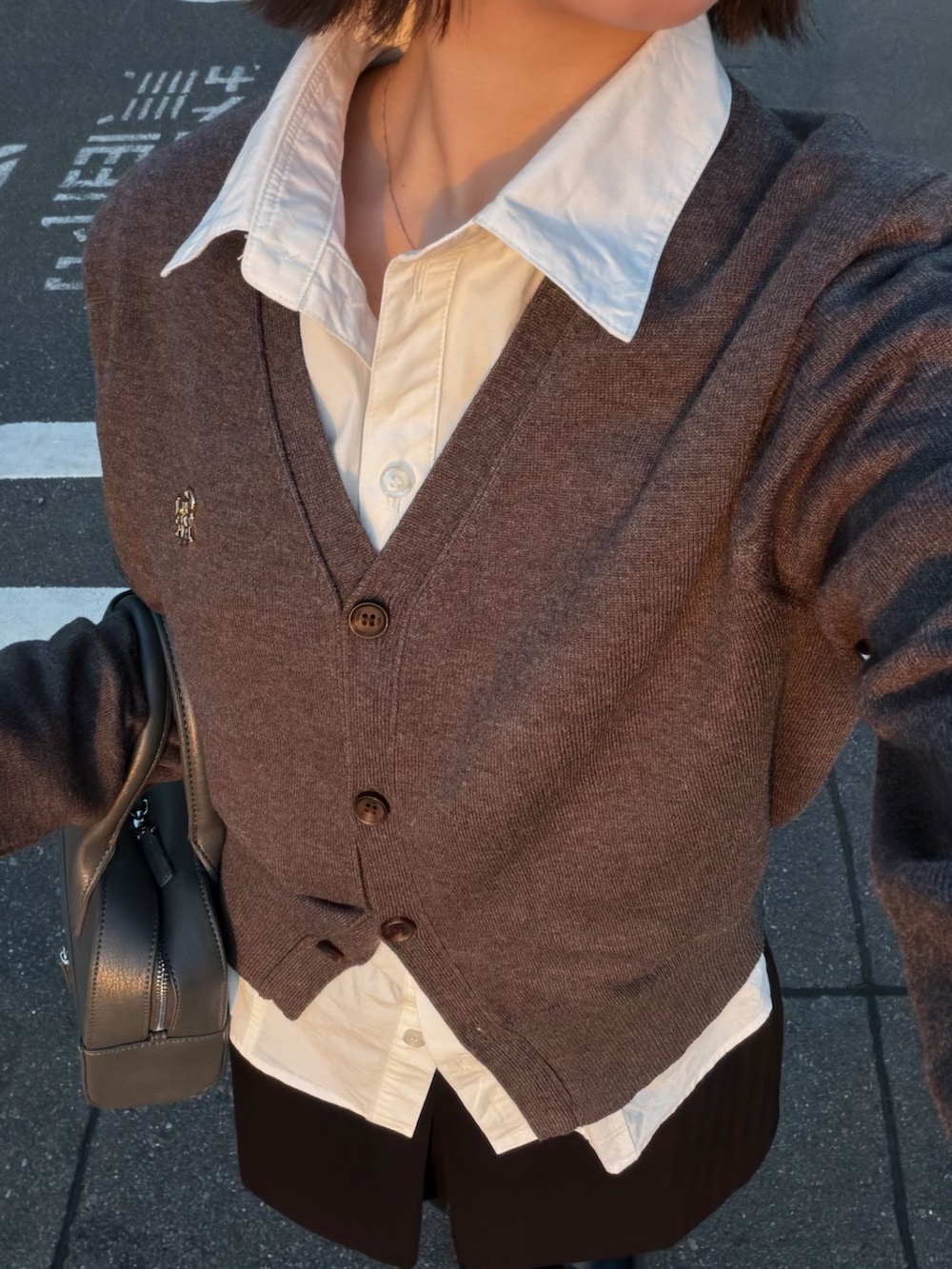 グレー系のカーディガン/ボレロを着用したレディースの冬コーディネートの2枚目の写真