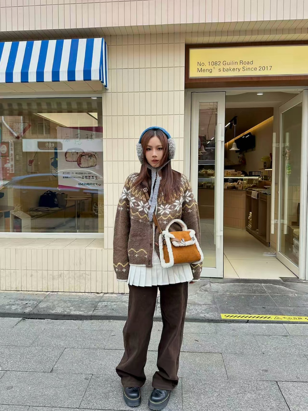 ブラウン系のカーディガン/ボレロを着用したレディースの秋コーディネートの2枚目の写真