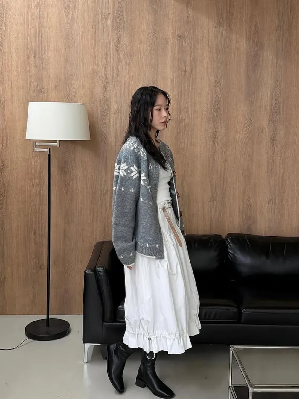グレー系のカーディガン/ボレロを着用したレディースの秋コーディネートの3枚目の写真