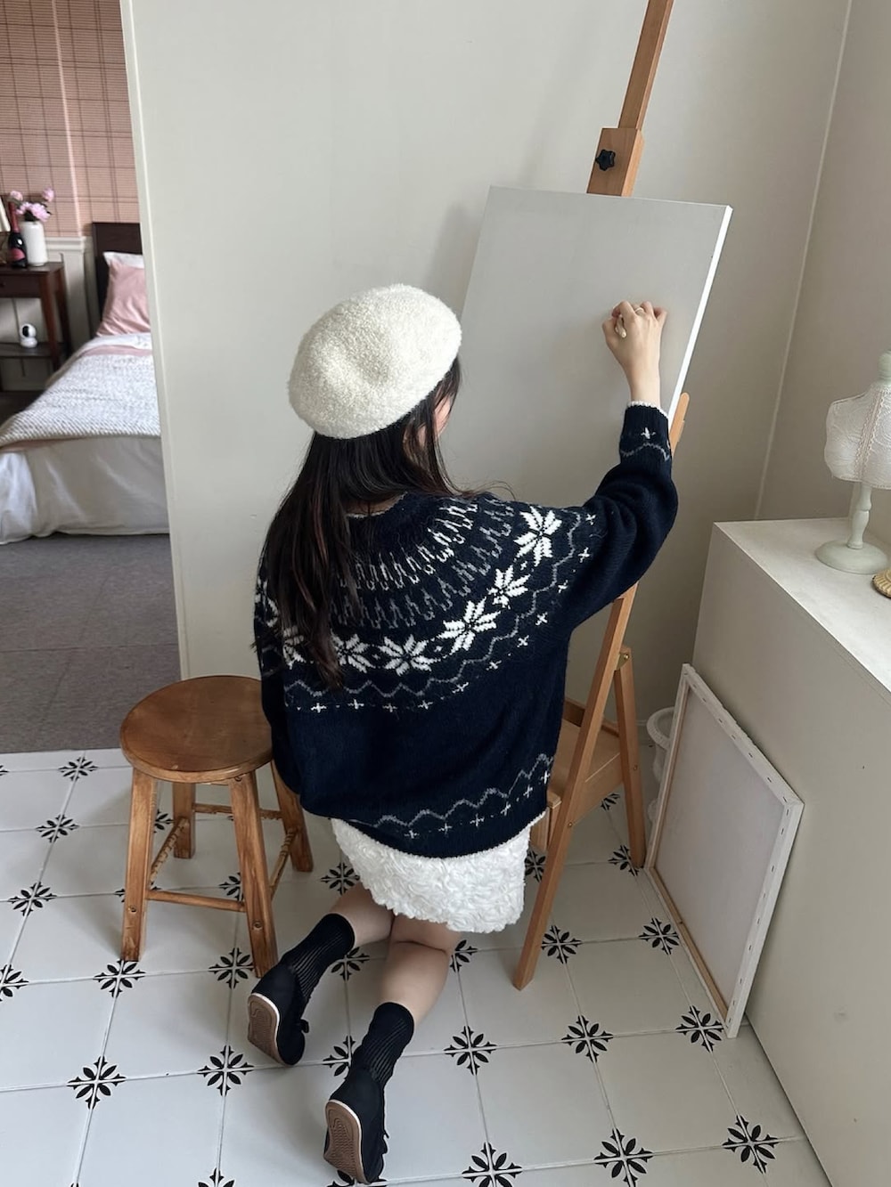 ブルー系のカーディガン/ボレロを着用したレディースの冬コーディネートの2枚目の写真