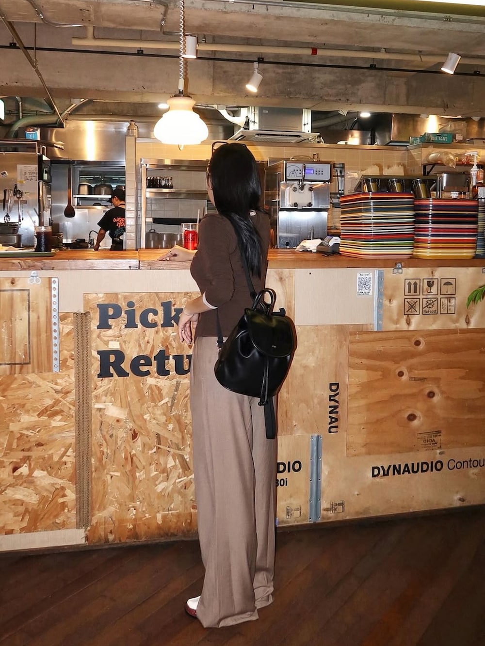 ブラウン系のTシャツ/カットソーを着用したレディースの秋コーディネートの2枚目の写真