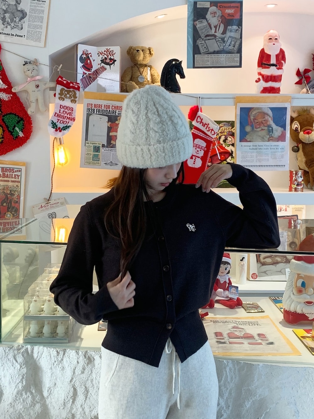 グレー系のカーディガン/ボレロを着用したレディースの冬コーディネートの2枚目の写真