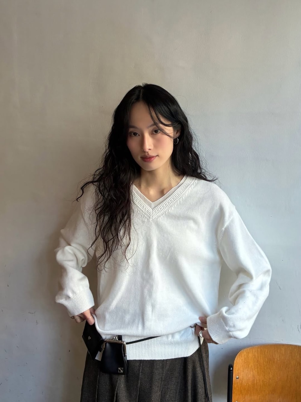 ホワイト系のニット/セーターを着用したレディースの冬コーディネートの2枚目の写真