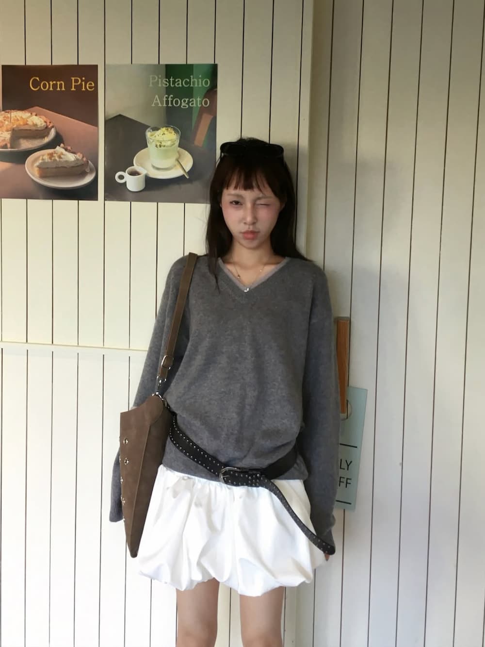 グレー系のニット/セーターを着用したレディースの冬コーディネートの2枚目の写真