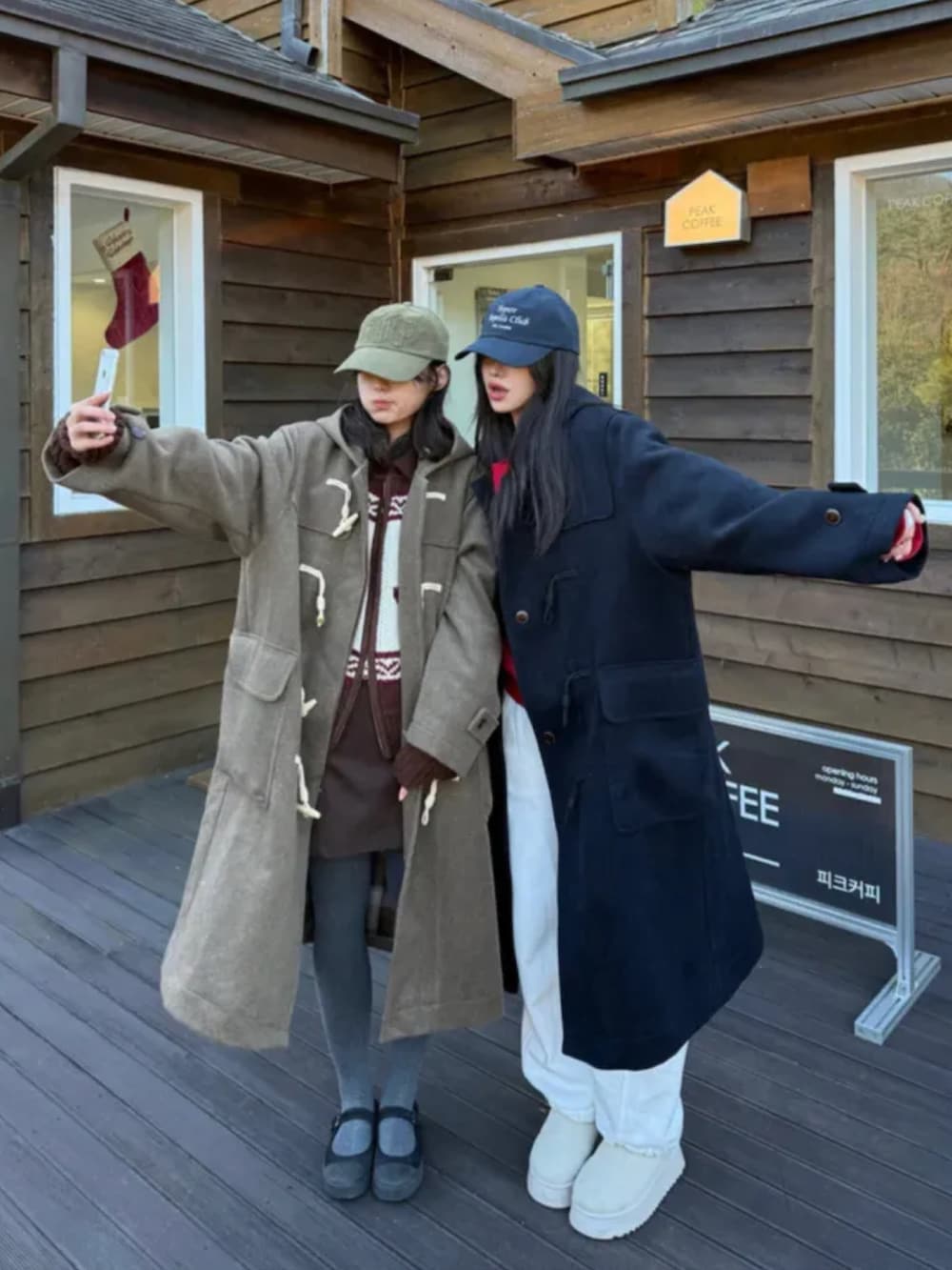 ブラウン系のダッフルコート、ブルー系のダッフルコートを着用したレディースの冬コーディネートの2枚目の写真