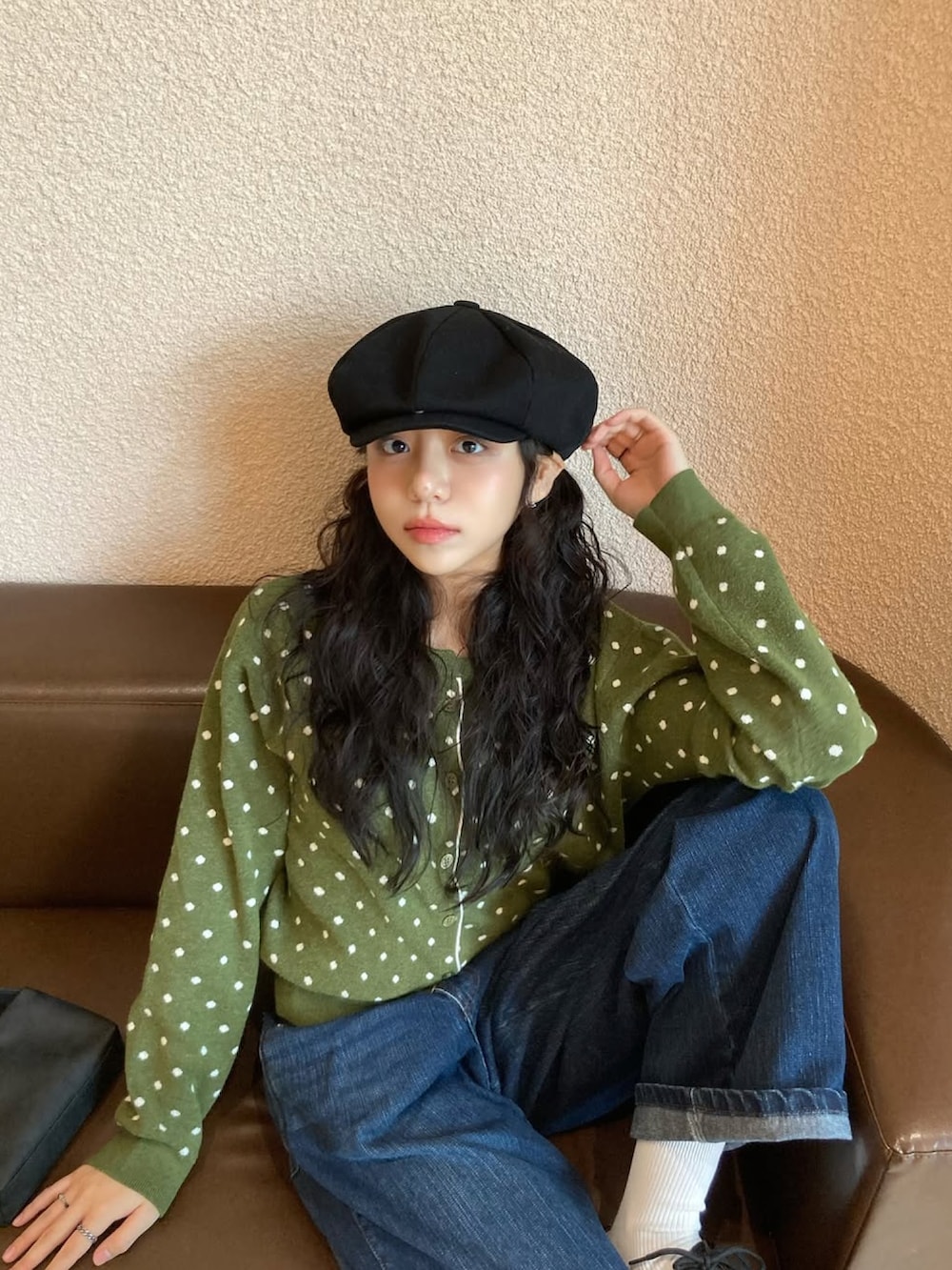 グリーン系のカーディガン/ボレロを着用したレディースの冬コーディネートの2枚目の写真