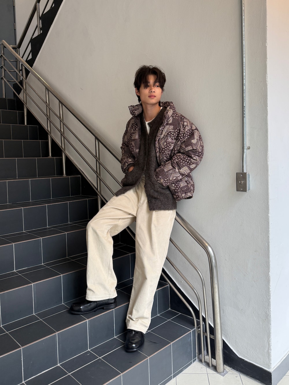 ブラウン系のブルゾンを着用したレディースの冬コーディネートの2枚目の写真