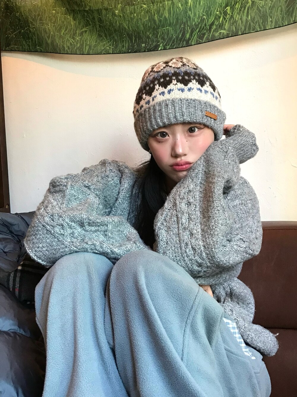 グレー系のニット/セーターを着用したレディースの冬コーディネートの2枚目の写真