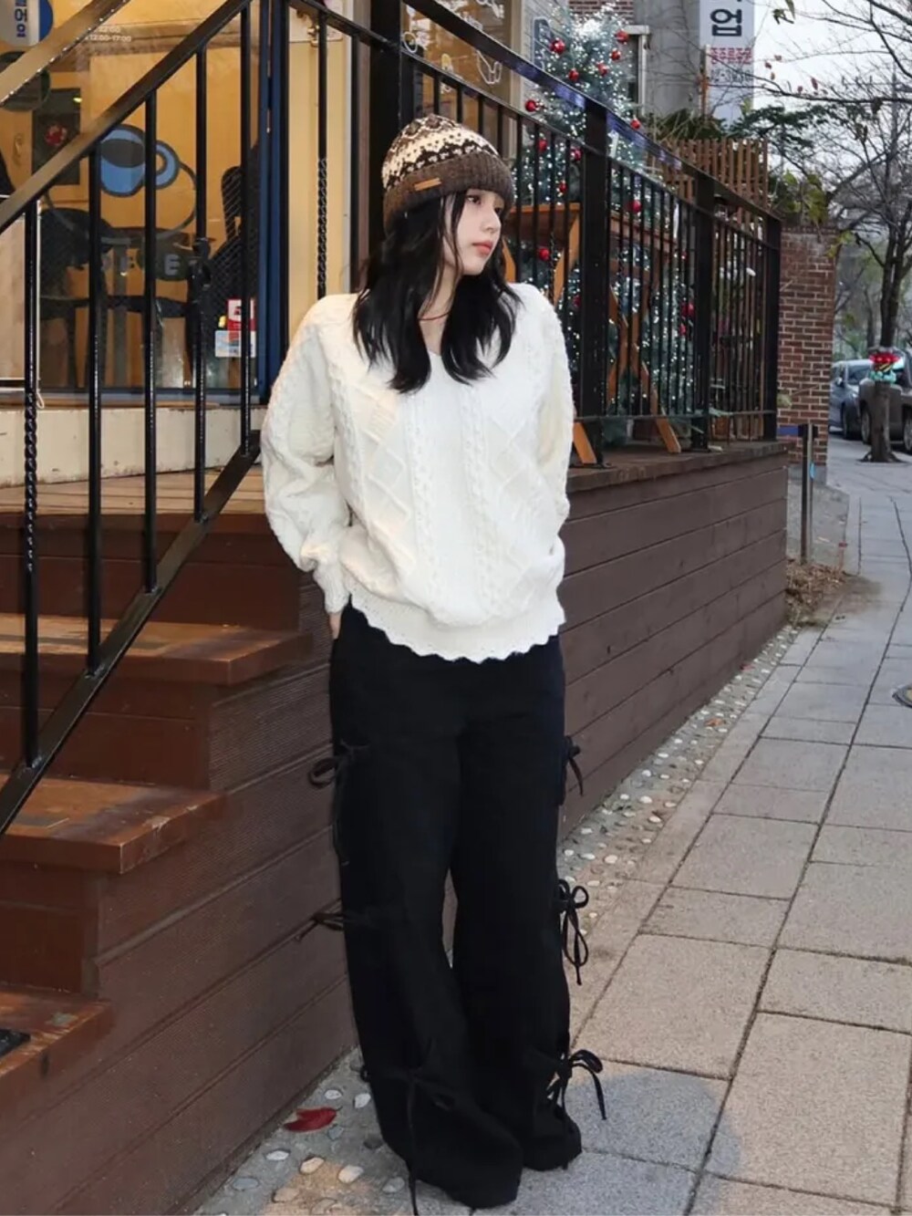 ホワイト系のニット/セーターを着用したレディースの冬コーディネートの2枚目の写真