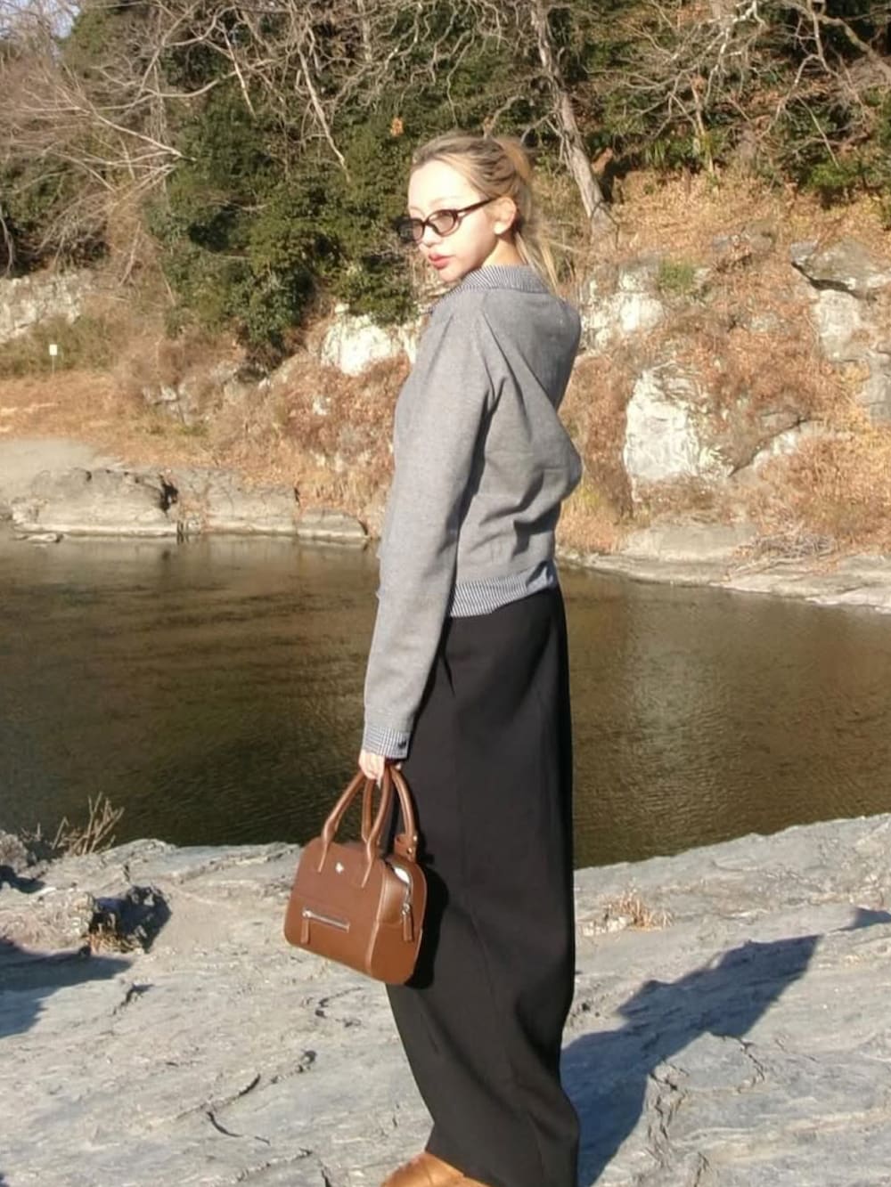 ブラウン系のハンドバッグを着用したレディースの冬コーディネートの3枚目の写真