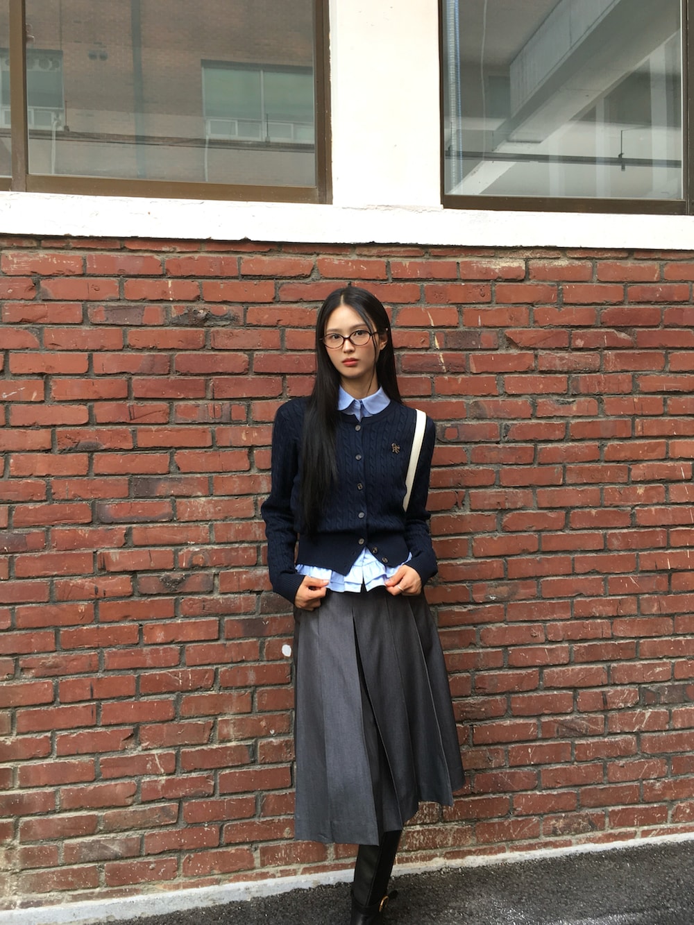 ブルー系のカーディガン/ボレロを着用したレディースの秋コーディネートの2枚目の写真