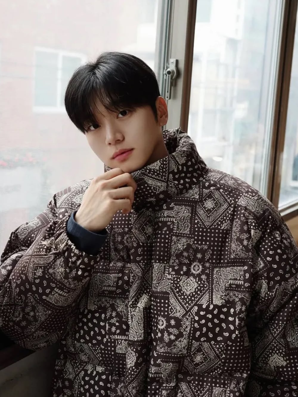 ブラウン系のブルゾンを着用したメンズの冬コーディネートの2枚目の写真