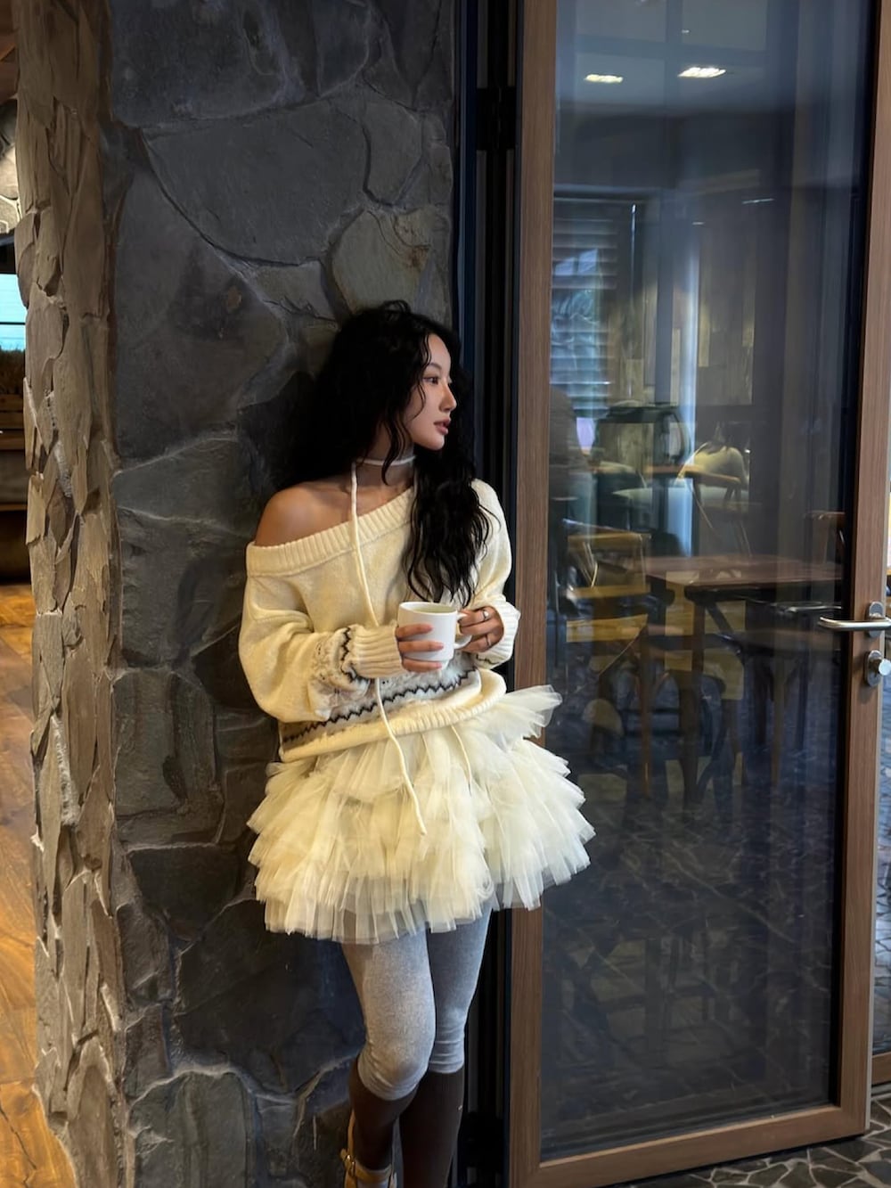 ホワイト系のニット/セーターを着用したレディースの冬コーディネートの2枚目の写真