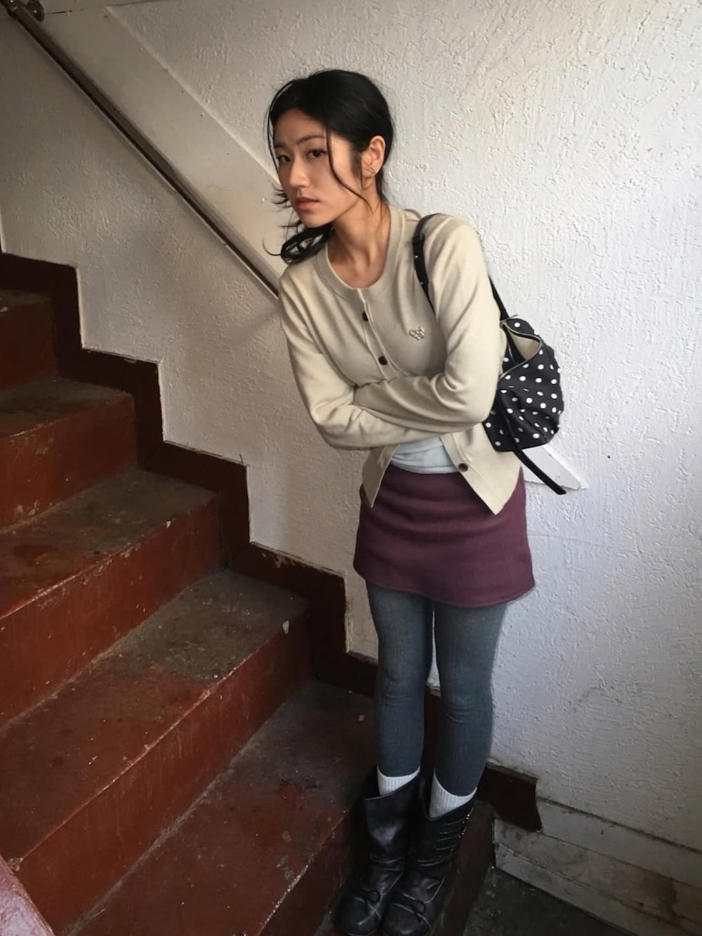 グリーン系のカーディガン/ボレロを着用したレディースの冬コーディネートの2枚目の写真