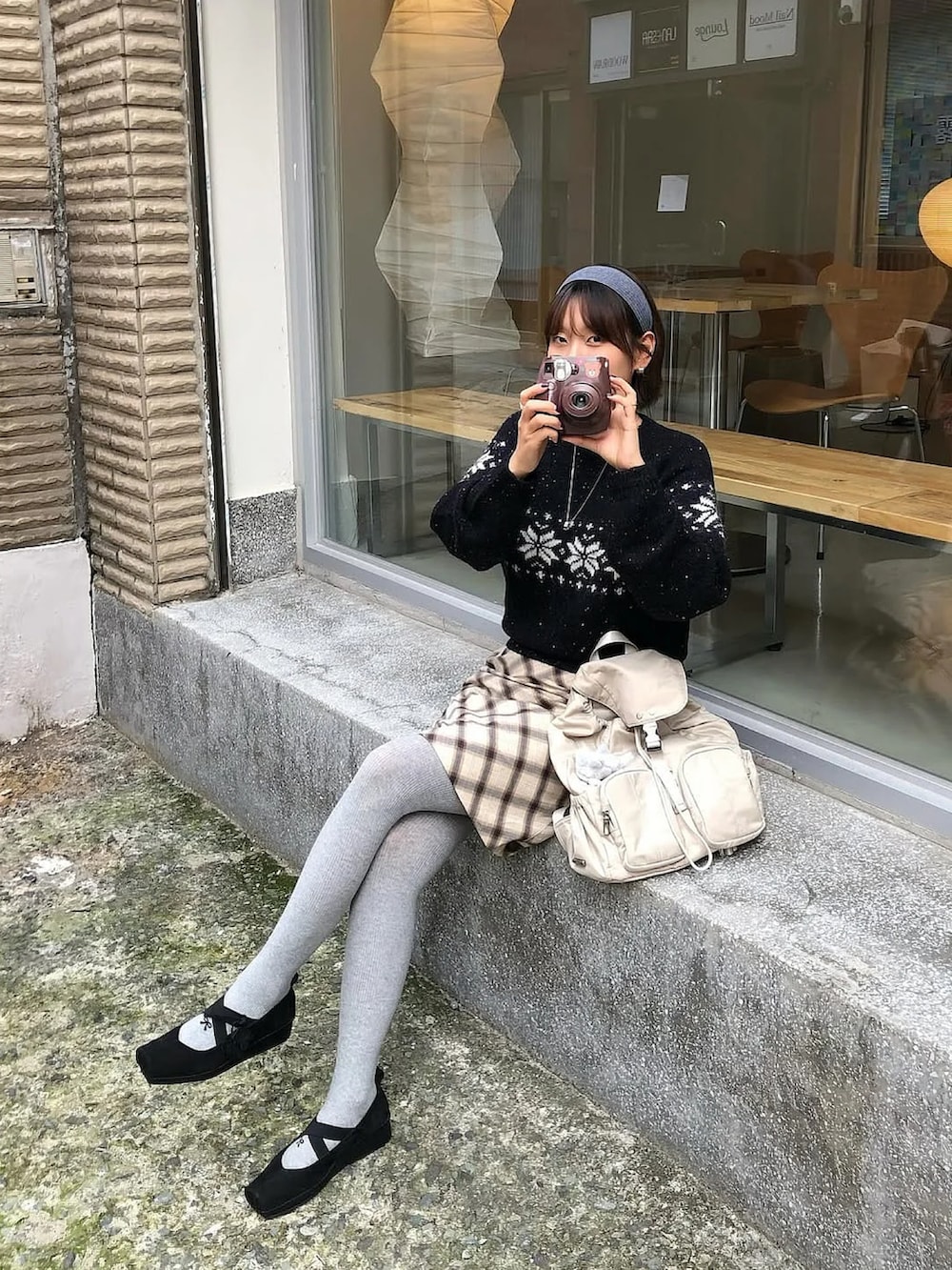 ブラック系のニット/セーターを着用したレディースの秋コーディネートの2枚目の写真