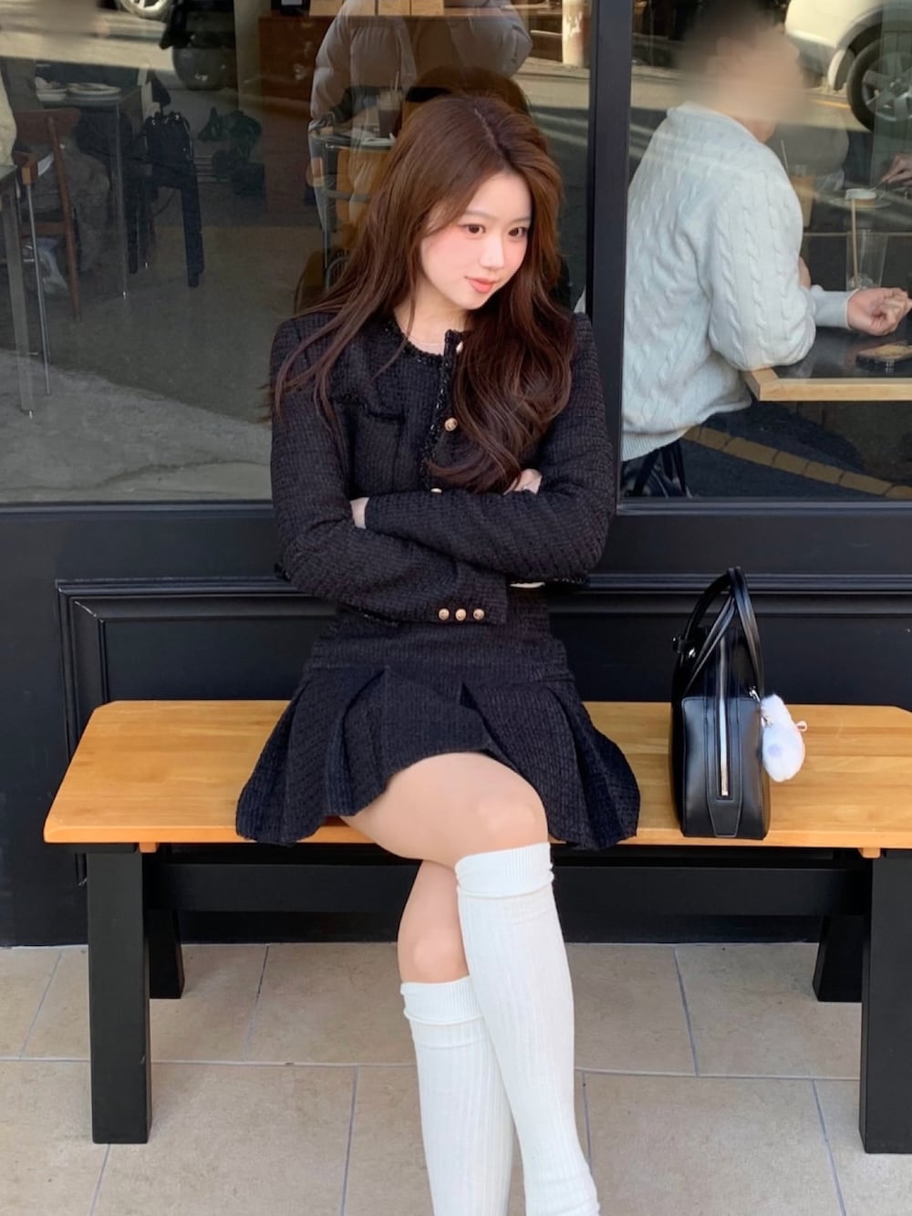 ブラック系のノーカラージャケット、ブラック系のスカートを着用したレディースの冬コーディネートの3枚目の写真