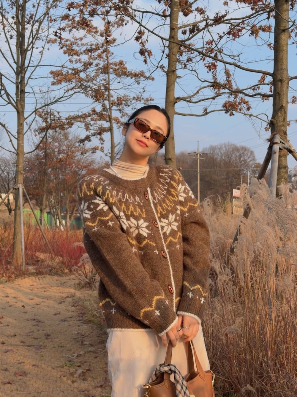 ブラウン系のカーディガン/ボレロを着用したレディースの冬コーディネートの2枚目の写真