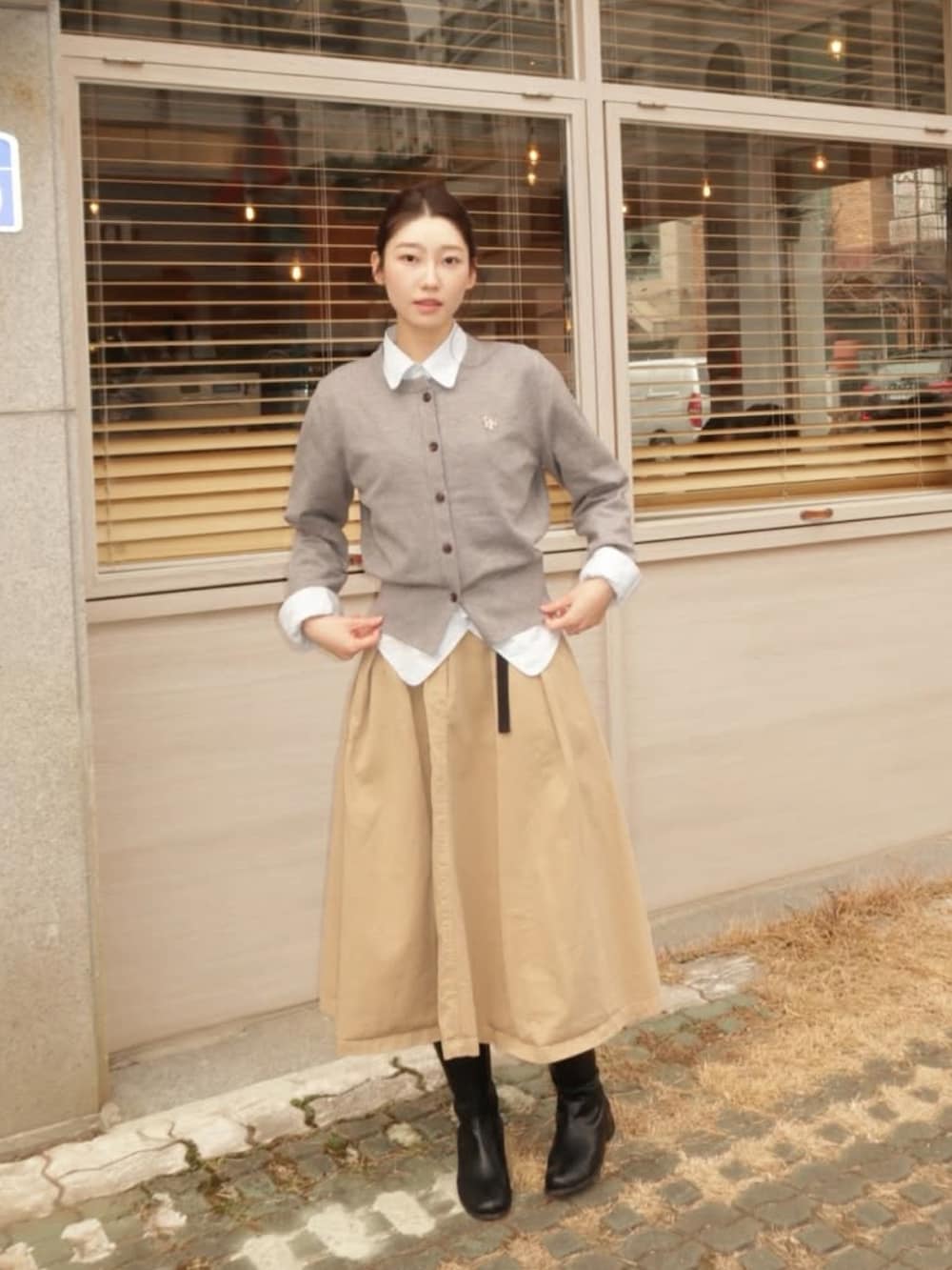 グレー系のカーディガン/ボレロを着用したレディースの冬コーディネートの2枚目の写真