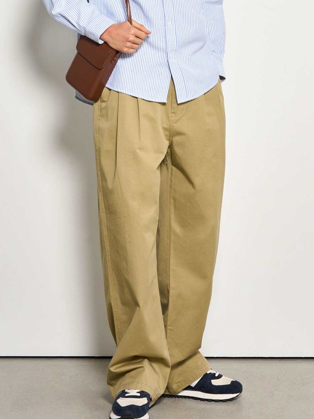 ブルー系のシャツ/ブラウス、ベージュ系のチノパンツを着用したレディースの冬コーディネートの3枚目の写真