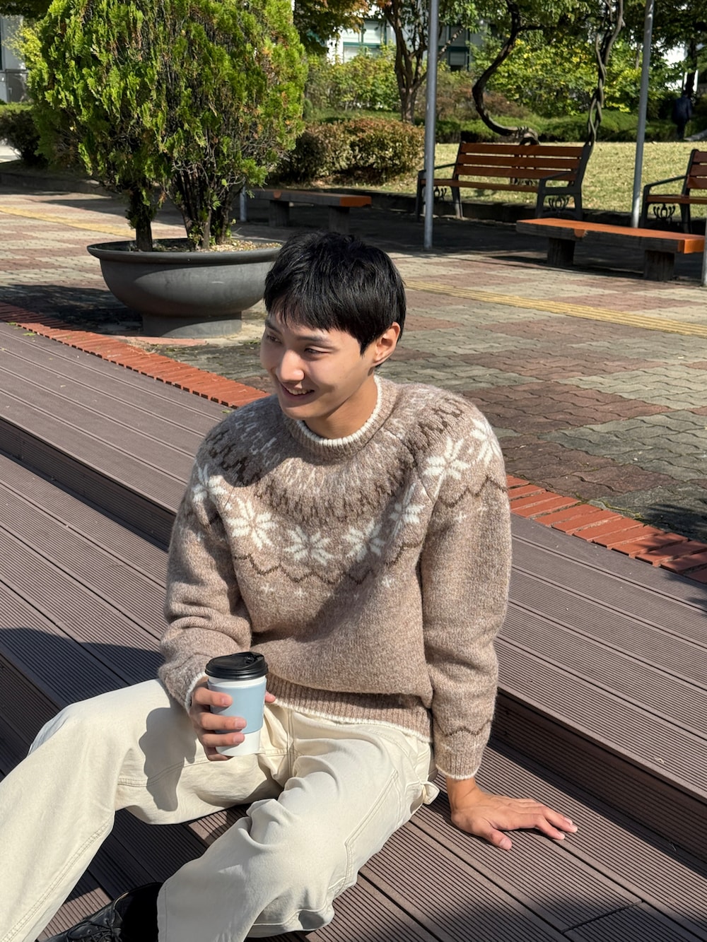 ブラウン系のニット/セーターを着用したメンズの冬コーディネートの2枚目の写真