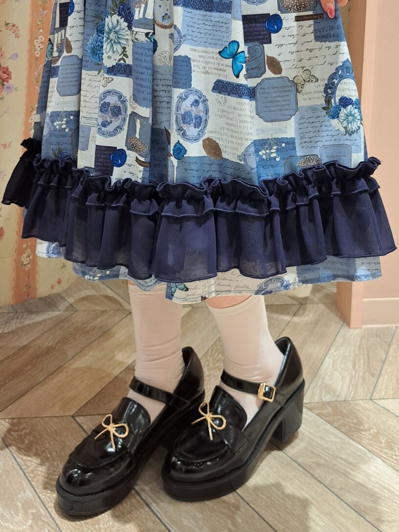 ブラック系のシャツ/ブラウス、ブルー系のスカート、ブラック系のローファーを着用したレディースの冬コーディネートの4枚目の写真