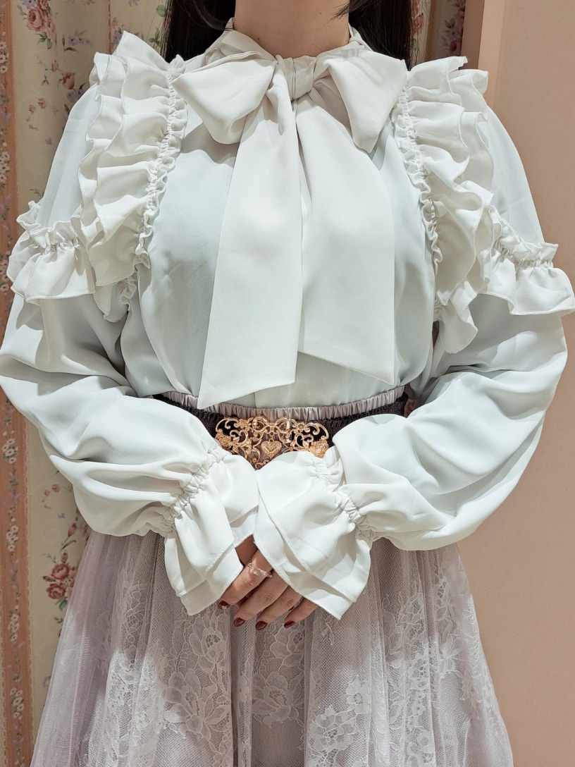 こだまさんの「リボン付フリルデザインブラウス（axes femme）」を使ったコーディネートの3枚目の写真