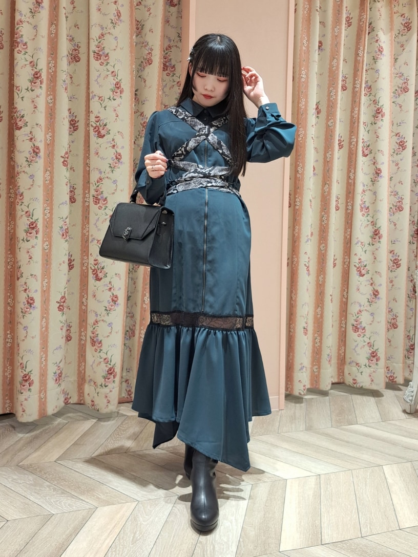 「axes femme、axes femme POETIQUE、axes femmeコーデ、ラクチンコーデ、お出かけコーデ、今日のコーデ、低身長」｜「axes femme POETIQUEのスネークベルトロングワンピース（ワンピース、ブルー系）」を使った、こだまさん（レディース・148cm）の冬コーディネートの2枚目の写真