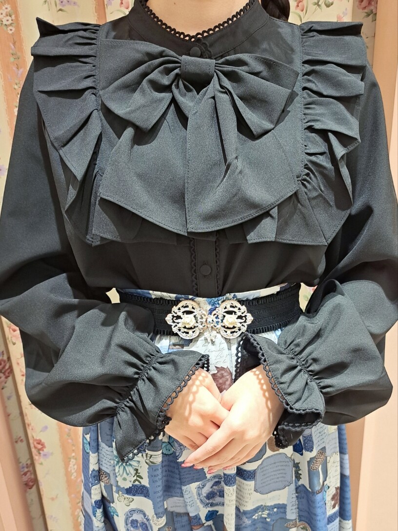 ブラック系のシャツ/ブラウス、ブルー系のスカート、ブラック系のローファーを着用したレディースの冬コーディネートの3枚目の写真